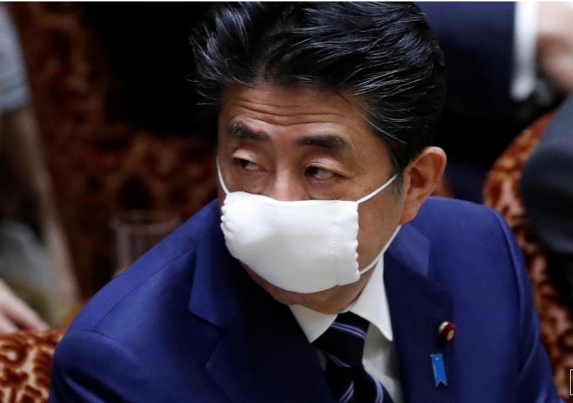 Thủ tướng Nhật Bản Shinzo Abe đeo khẩu trang trong một phiên họp chính phủ đầu tháng 4.