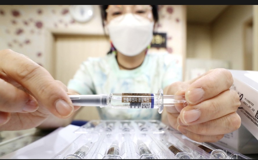 Hàn Quốc vẫn tiếp tục chương trình tiêm chủng phòng cúm miễn phí mặc dù có 25 người tử vong sau khi tiêm.