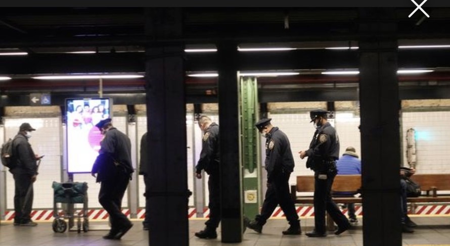 Cảnh sát New York được triển khai tại các ga điện ngầm để đảm bảo an toàn cho công chúng.