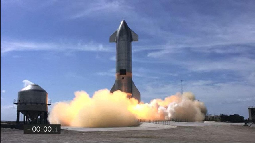 Tên lửa SN11 được phóng lên và trước khi phát nổ.