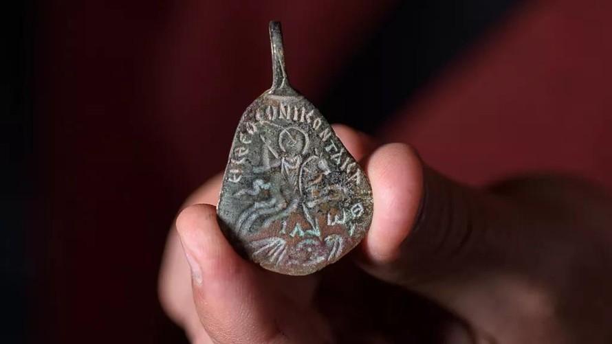 Chiếc bùa hộ mệnh cổ xưa vừa được trao tặng cho Cơ quan quản lý cổ vật Israel.