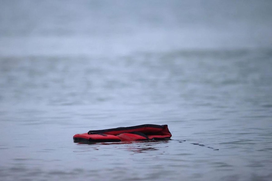 Một chiếc áo phao của người di cư vẫn nổi lềnh phềnh trên biển sau vụ 27 người di cư chết đuối.