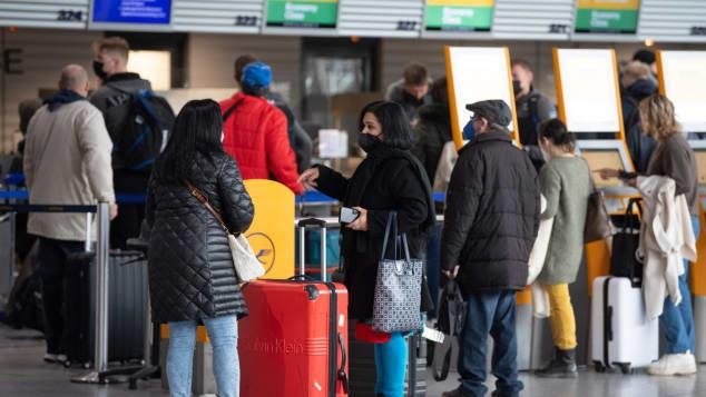Nhiều hành khách mắc kẹt tại sân bay sau khi trở về từ Nam Phi.
