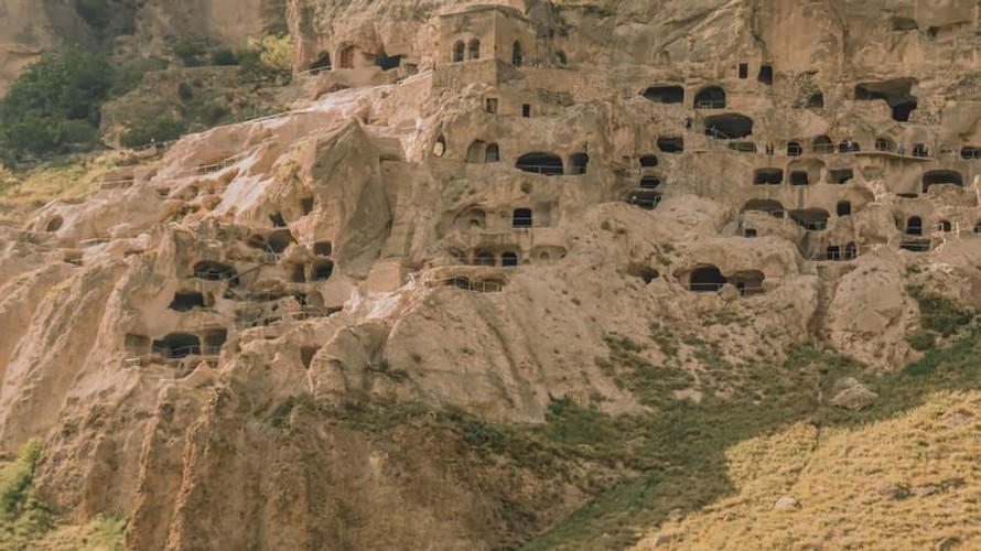 Những nóc nhà được xây dựng trên núi đá ở thành phố Vardzia của Gruzia.