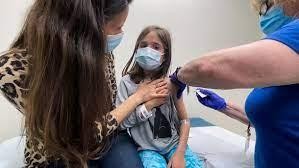 Giới chức y tế Mỹ khuyến khích tiêm chủng cho trẻ em trong bối cảnh biến thể Omicron xuất hiện.