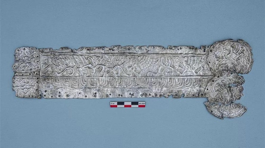 Chiếc đĩa bạc mô tả một nữ thần ngực trần vừa được tìm thấy ở Nga.