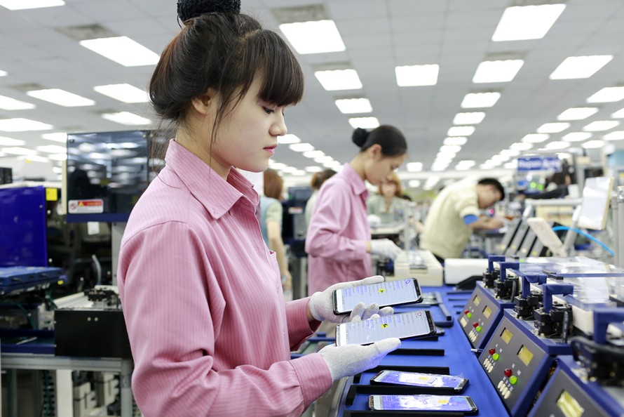 Lao động nữ làm việc tại nhà máy Samsung phản ánh gặp nhiều vấn đề về sức khỏe. ảnh minh họa