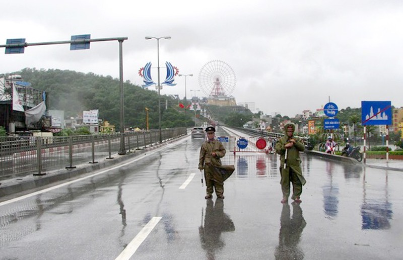 Lực lượng chức năng phong toả cầu Bãi Cháy (Quảng Ninh) do ảnh hưởng của bão hồi năm 2018. Ảnh minh hoạ.
