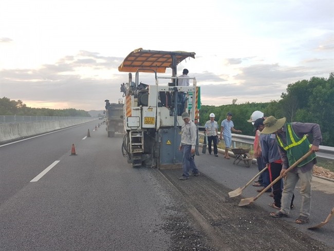 Các nhà thầu khắc phục hư hỏng mặt đường cao tốc Đà Nẵng - Quảng Ngãi. 