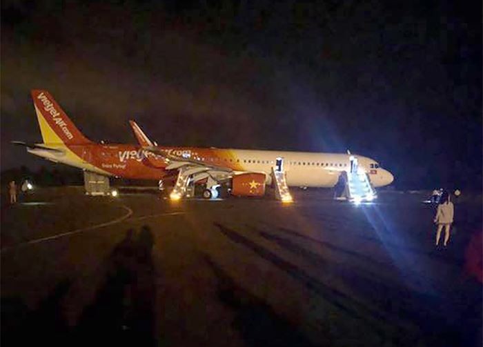 Máy bay phải mở cửa thoát hiểm để hành khách thoát an toàn khỏi tàu bay khi hạ cánh xuống sân bay Buôn Ma Thuột.
