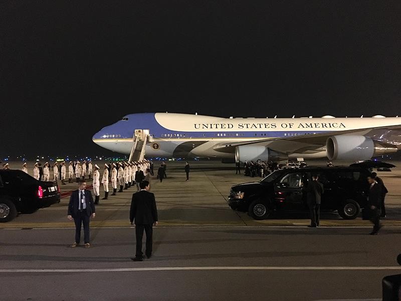 Chiếc Air Force One của Tổng thống Mỹ Donald Trump hạ cánh xuống Nội Bài.
