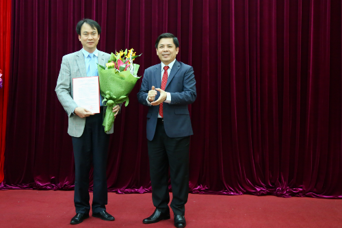 Bộ trưởng GTVT Nguyễn Văn Thể (phải) trao quyết định cho ông Vũ Thành Trung. Ảnh: MT.