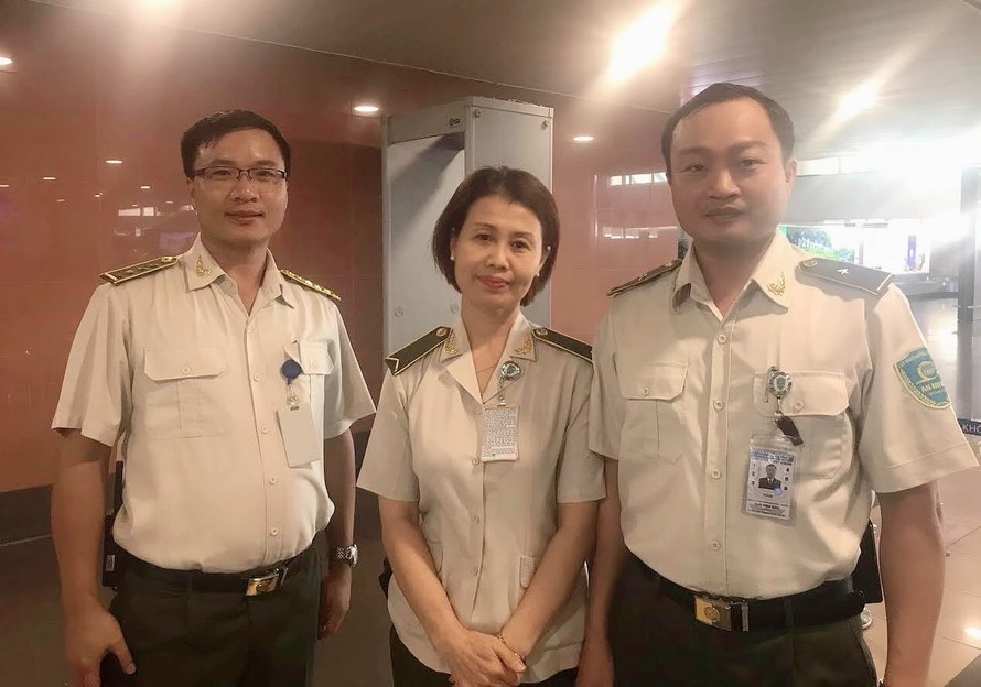 Ekip An ninh sân bay Nội Bài đã hỗ trợ khách tìm lại tài sản bỏ quên.