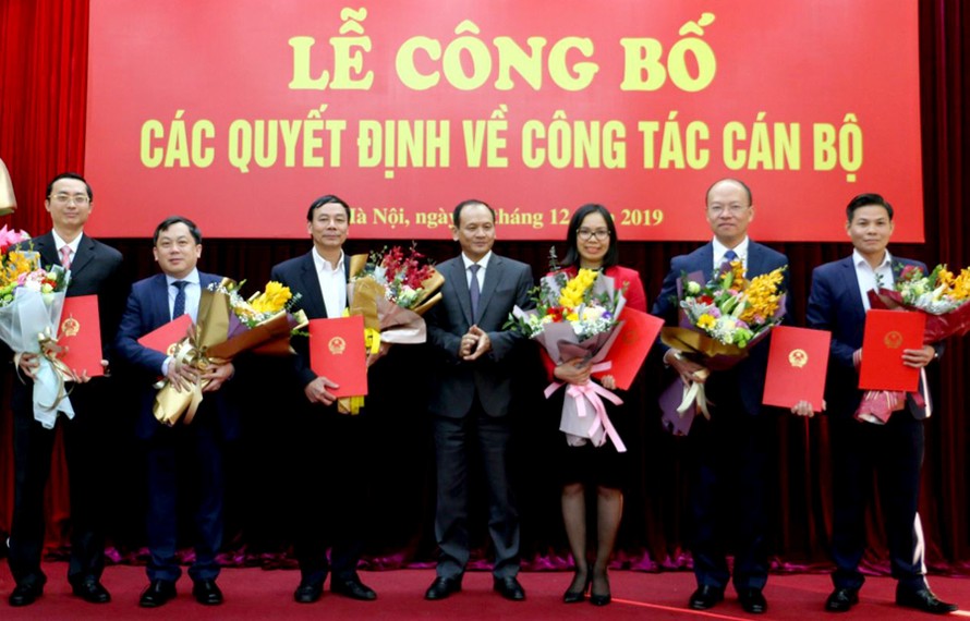 Ông Hoàng Hồng Giang (thứ 2 từ trái sang) bị điều chuyển khỏi Cục Đường thủy nội địa và hạ chức từng cục trưởng xuống làm Cục phó Cục Hàng hải Việt Nam. Ảnh: MT.