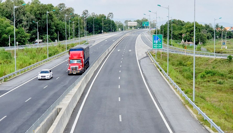 Cao tốc Đà Nẵng - Quảng Ngãi chính thức được thu phí toàn tuyến sau hàng loạt tai tiếng. 