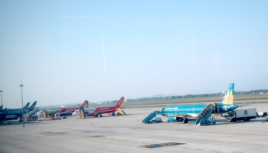 Nhiều chuyến bay trong ngày 21/1 không thể hạ cánh xuống sân bay Nội Bài (Hà Nội) do không khí ô nhiễm, giảm tầm nhìn.