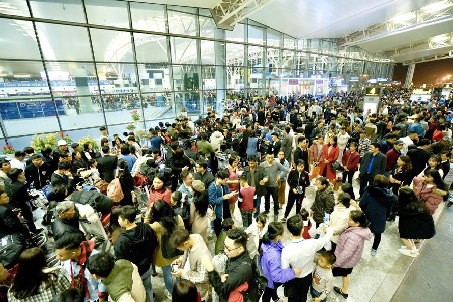 Sảnh nhà ga T2 sân bay Nội Bài luôn trong tình trạng đông đúng mỗi dịp Tết. Ảnh: Phan Công