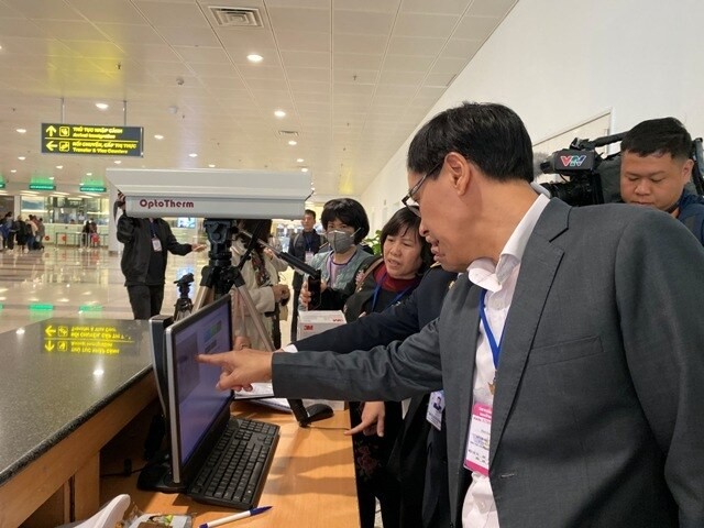 Lực lượng y tế kiểm tra công tác phòng chống dịch virus Corona tại sân bay Nội Bài. Ảnh: BGT.