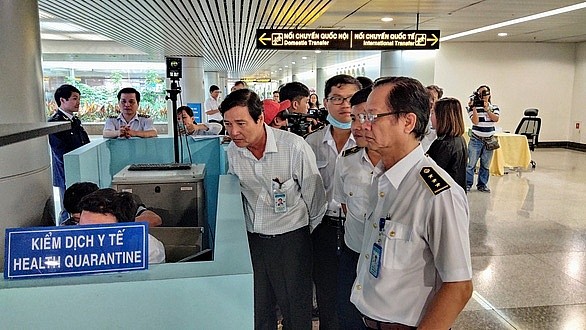 Cơ quan chức năng kiểm tra công tác phòng chống bệnh do virus corona tại sân bay Tân Sơn Nhất vào sáng 23-1