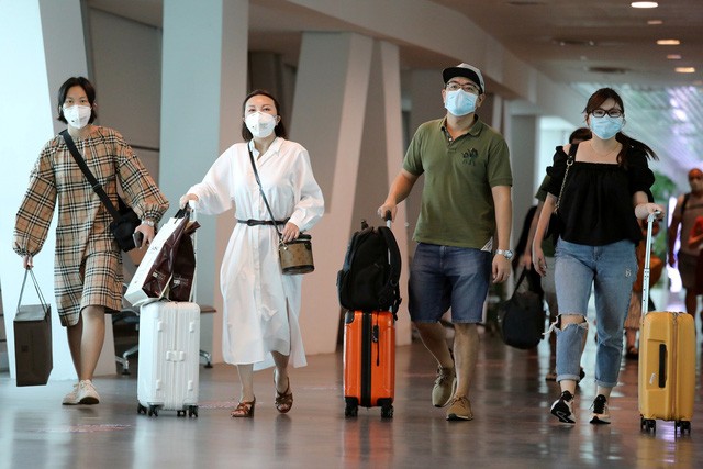 Khách từ châu Âu vẫn được về Việt Nam nhưng phải chấp hành nghiêm ngặt quy định về kiểm soát y tế và cách ly khi xuống sân bay.