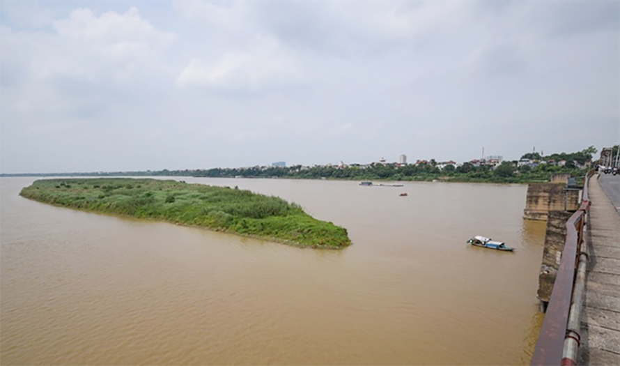 Đoạn sông phát hiện vật thể nghi là bom cách cầu Long Biên hơn 500m về phía thượng nguồn. Ảnh minh hoạ.