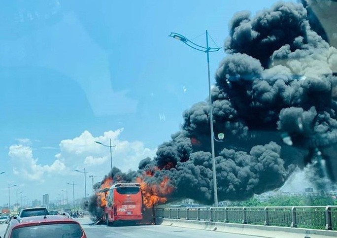 Chiếc xe khách bốc cháy khi lưu thông trên QL1A đoạn qua Thanh Hóa trưa 20/6 vừa qua.