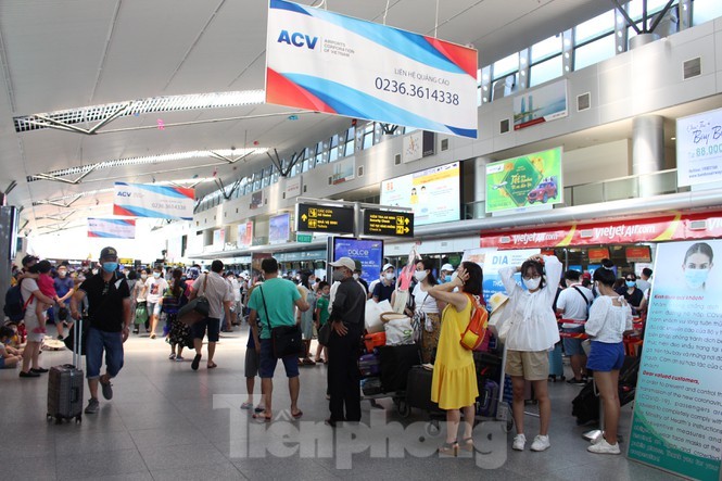 Các hãng tăng cường thêm hàng chục chuyến bay vào tối 26, rạng sáng 27/7 để đưa khách rời Đà Nẵng.