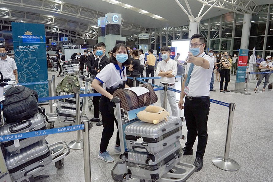 Những hành khách đầu tiên rời Việt Nam trên chuyến bay thương mại quốc tế thường lệ đầu tiên được nối lại sau thời gian dài phải dừng vì dịch COVID-19.