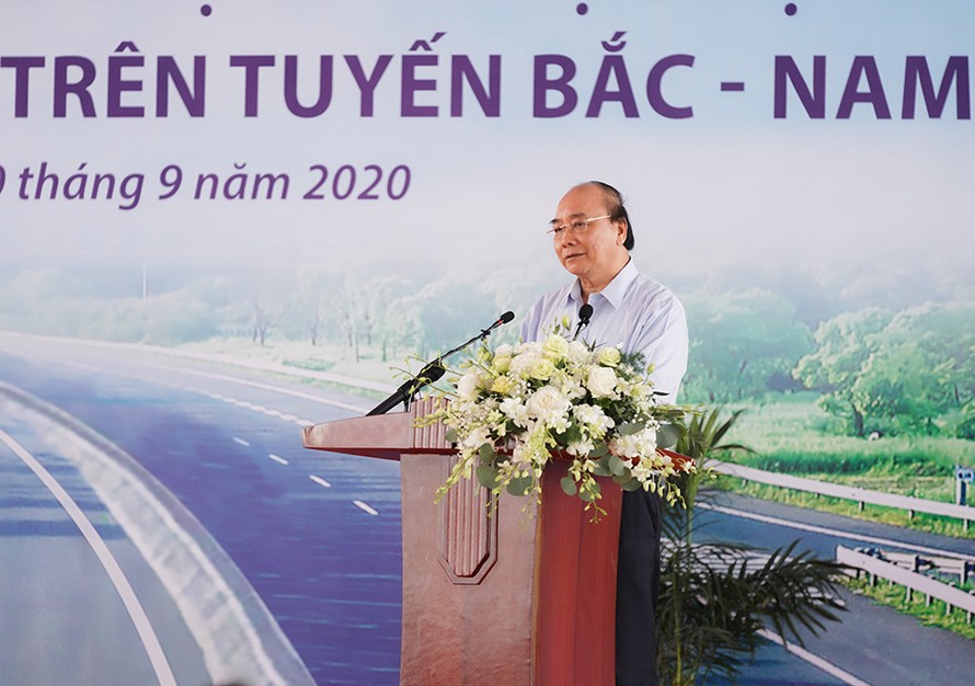 Thủ tướng Nguyễn Xuân Phúc yêu cầu các đơn vị liên quan thực hiện dự án cao tốc Bắc - Nam phải tập trung thực hiện dự án đúng tiến độ, chất lượng, không được làm ẩu để lại tai tiếng xấu. Ảnh: Quang Hiệu.