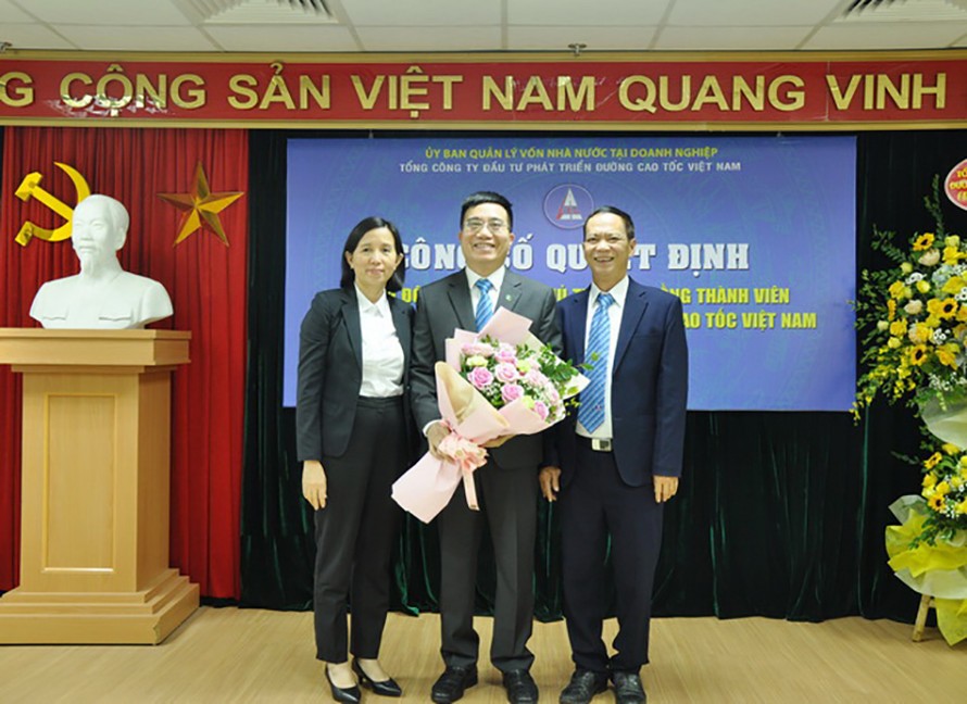 Ông Trương Việt Đông (giữa) chính thức giữ chức Chủ tịch HĐTV Tổng công ty Đầu tư phát triển đường cao tốc Việt Nam (VEC).