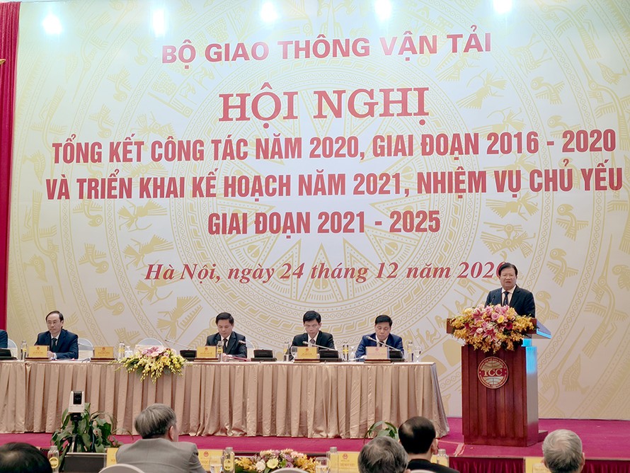 Phó Thủ tướng Trịnh Đình Dũng phát biểu chỉ đạo tại Hội nghị Tổng kết năm 2020, triển khai nhiệm vụ năm 2021 của Bộ GTVT. Ảnh: Phạm Thanh.