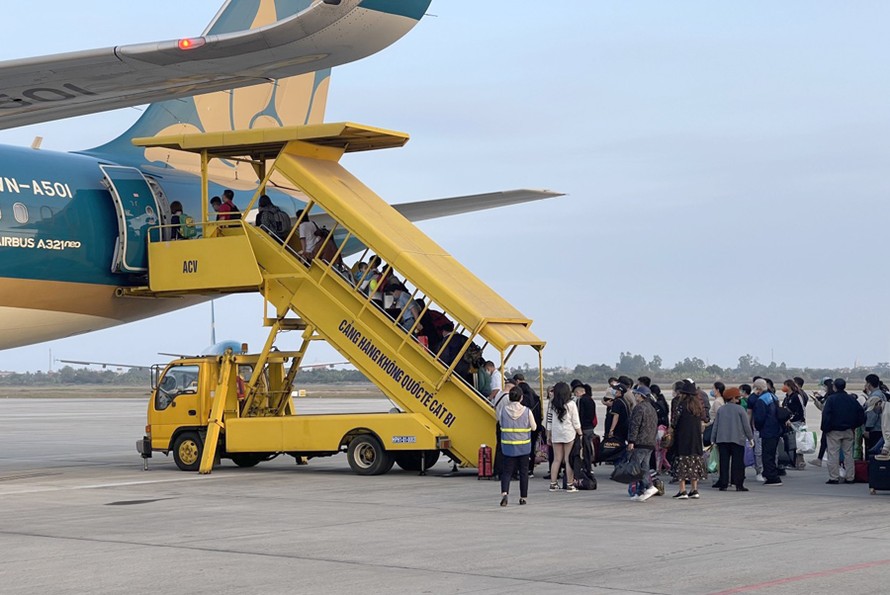 Toàn bộ chuyến bay chở khách từ sân bay Cát Bi (Hải Phòng) đi đã được nâng cấp ứng phó dịch bệnh lên cấp độ 3, ngay khi Hải Dương và Quảng Ninh bùng phát dịch COVID-19.