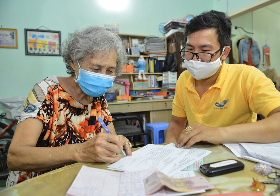 BHXH Việt Nam phối hợp với Bưu điện chi trả lương hưu, trợ cấp BHXH hàng tháng tại nhà cho người thu hưởng do ảnh hưởng của dịch COVID-19.