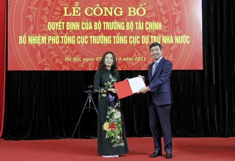 Thứ trưởng Tài chính Tạ Anh Tuấn (phải) trao quyết định bổ nhiệm Phó Tổng cục trưởng Tổng cục Dự trữ Nhà nước cho bà Nguyễn Thị Phố Giang.