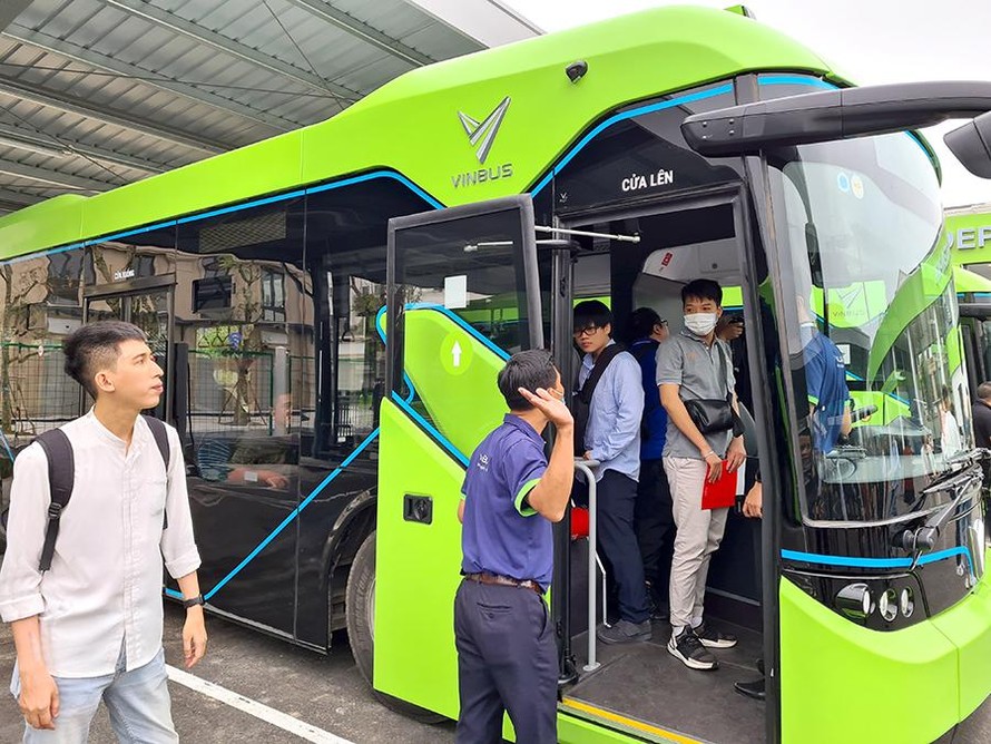 Xe buýt điện đầu tiên của Việt Nam đi vào hoạt động từ ngày 8/4.