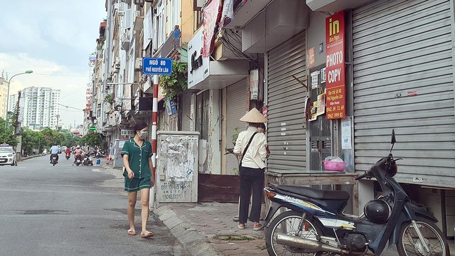 Hộ kinh doanh đang chịu ảnh hưởng nặng nề bởi dịch COVID-19, khi phải đóng cửa suốt thời gian qua. Ảnh chụp tại Hà Nội.
