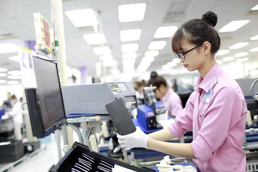 Người lao động Việt Nam làm việc cho một doanh nghiệp có vốn đầu tư Hàn Quốc