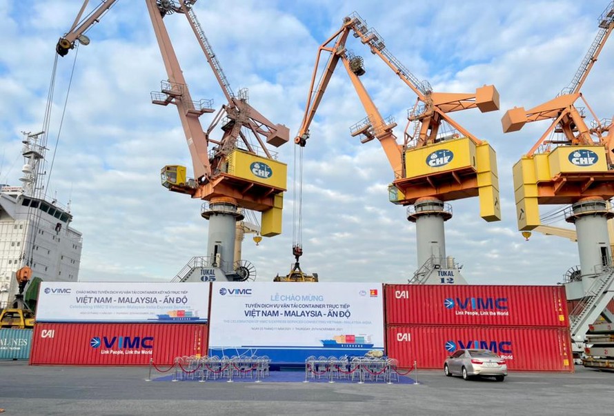 Những thùng container hàng hóa xuất khẩu đi Malaysia, Ấn Độ đầu tiên được một hãng tàu của Việt Nam thực hiện.