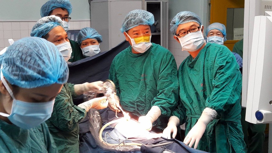 TS Phạm Duy Hiền cùng cộng sự của BV Nhi TW và chuyên gia người Nhật tiến hành ca phẫu thuật nội soi thoát vị bẹn cho bệnh nhân Trà