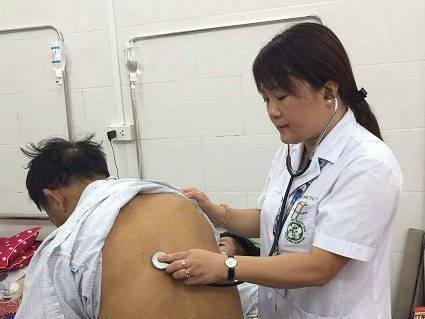 TS.BS Đoàn Thu Trà - Trưởng Phòng Nhiễm khuẩn tổng hợp, Phó khoa Truyền nhiễm, Bệnh viện Bạch Mai đang khám cho bệnh nhân bị nhiễm sán lá gan