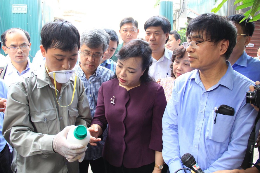 Sáng 20/8, Bộ trưởng Bộ Y tế đi thị sát công tác phòng chống dịch SXH tại phường Thụy Khuê, Hà Nội. 