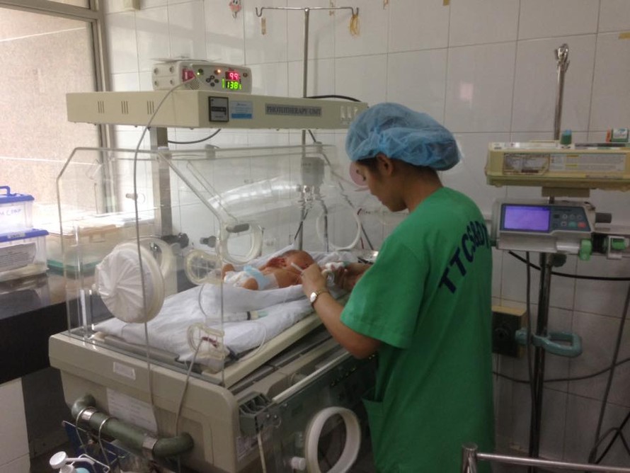 Một trong 7 bé sơ sinh từ Bệnh viện Sản Nhi Bắc Ninh đang được chăm sóc tại BV Phụ sản TƯ