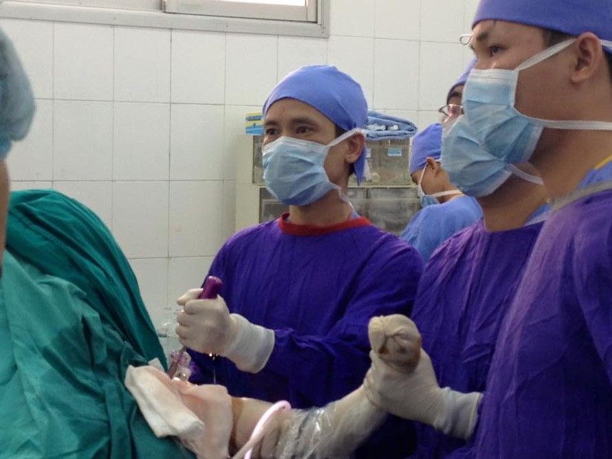 PGS.TS Nguyễn Mạnh Khánh thực hiện một ca phẫu thuật khớp vai.