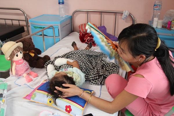 Mẹ con bé Anh Thư đang điều trị tại BV Nhi Trung ương