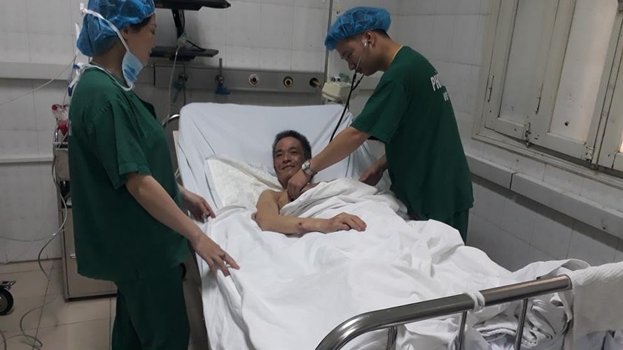 Các BS kiểm tra sức khoẻ cho bệnh nhân Hà Xuân Hạnh sau ca phẫu thuật