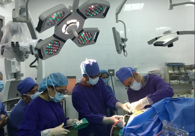 Các bác sỹ đang tiến hành phẫu thuật cho bệnh nhân