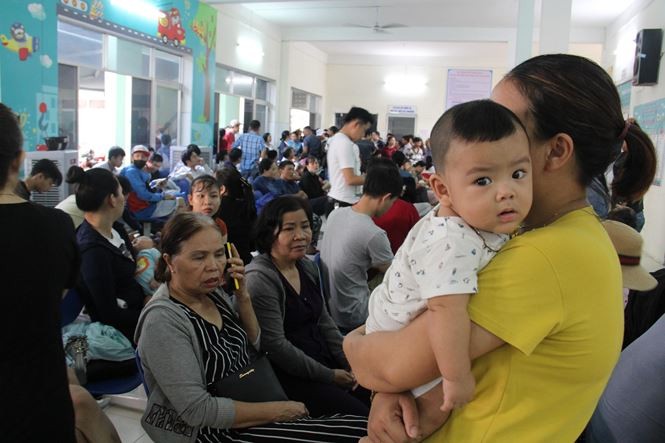 Hàng nghìn người chen lấn, xô đẩy tìm cách có được số thứ tự tiêm vắc xin 6 trong 1 cho con ở Đà Nẵng. Ảnh: Thanh Trần