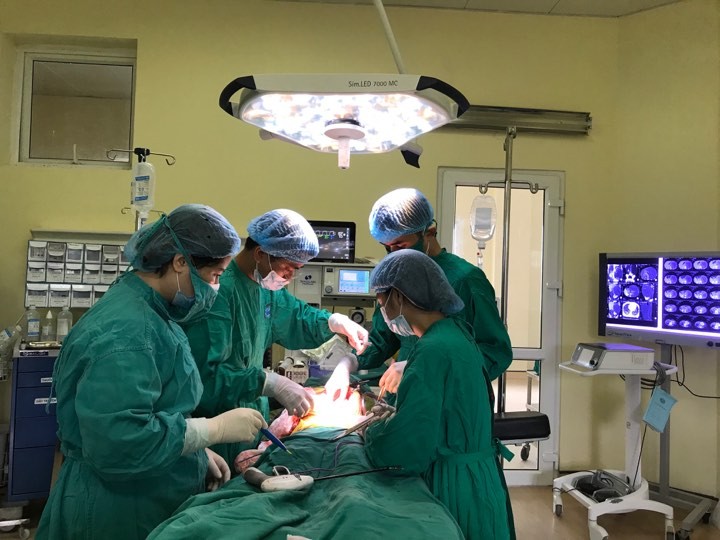 Các BS Bệnh viện K Trung ương đã phẫu thuật cắt thành công khối u thận 'khủng' nặng gần 2 kg cho bé gái 6 tuổi 