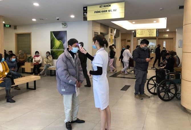 Đo thân nhiệt cho người đến khám tại Bệnh viện Ung bướu Hà Nội. Ảnh: Internet