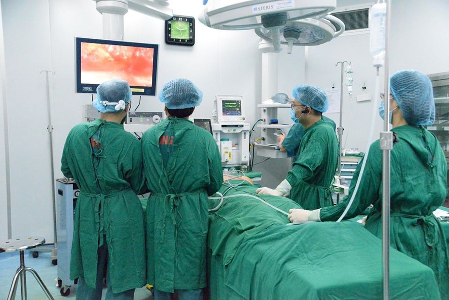 Bác sĩ Bệnh viện Nội tiết TƯ thực hiện ca mổ cho bệnh nhân C. Ảnh: Bệnh viện cung cấp
